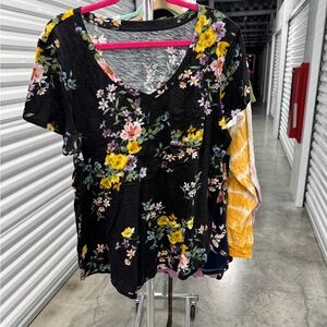 Torrid | Classic Fit V-Neck Tee with Floral Print in Black | size 2